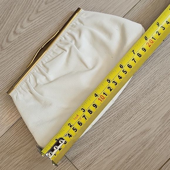 Vintage White Leather Kiss Lock Small Clutch Wallet - Picture 11 of 13